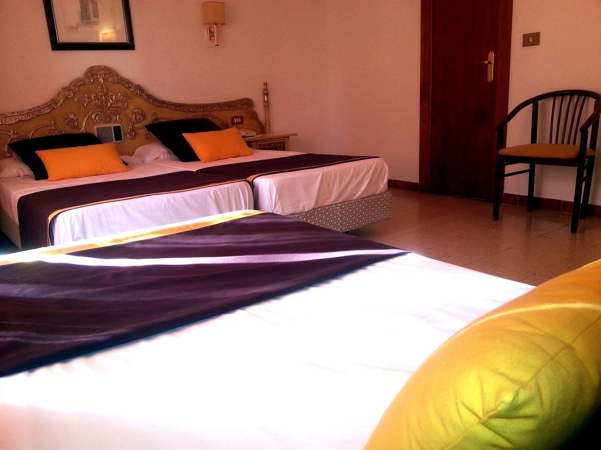 Hotel Hostal Del Sol Sant Feliu de Guíxols Ngoại thất bức ảnh