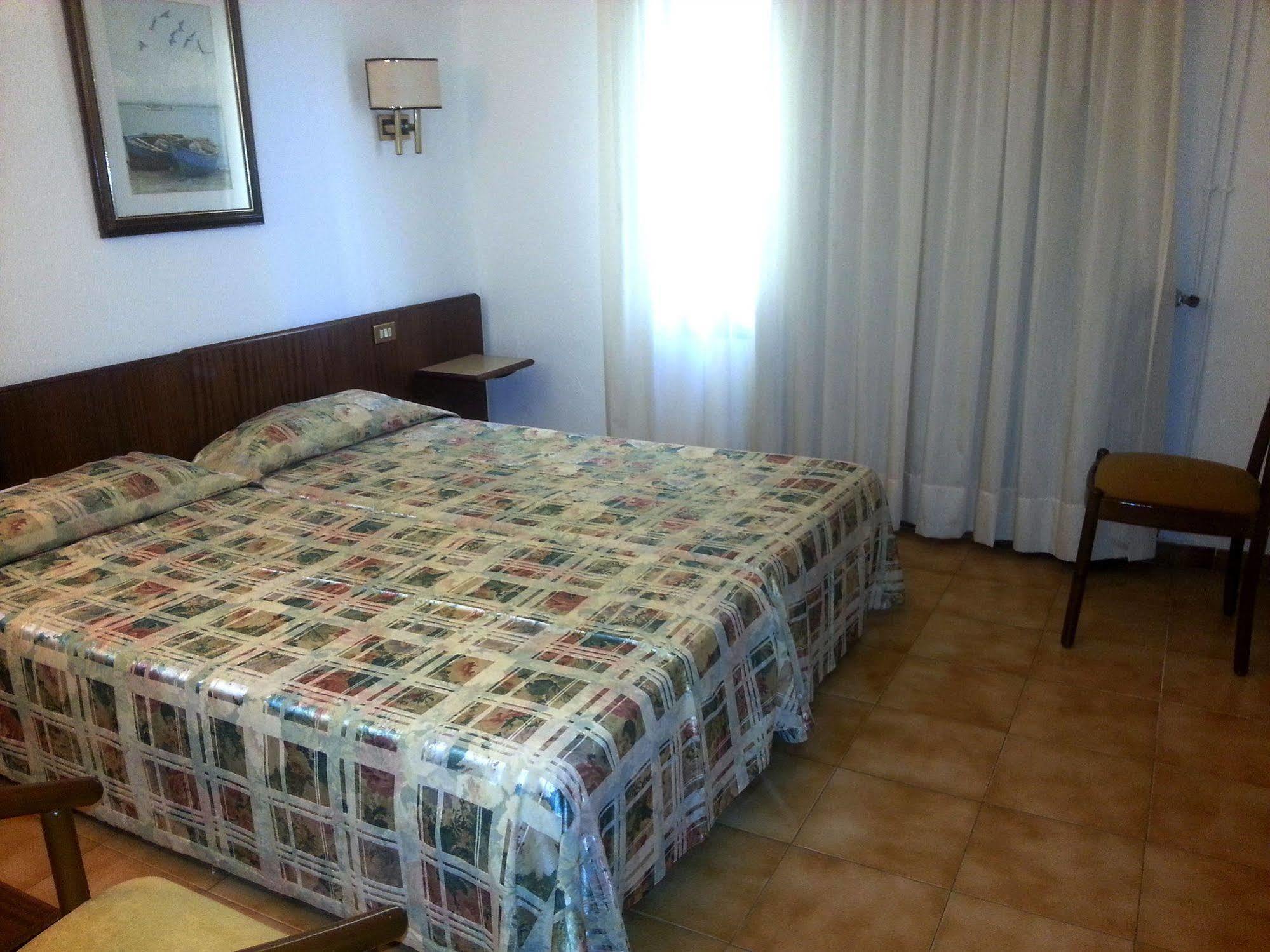 Hotel Hostal Del Sol Sant Feliu de Guíxols Ngoại thất bức ảnh