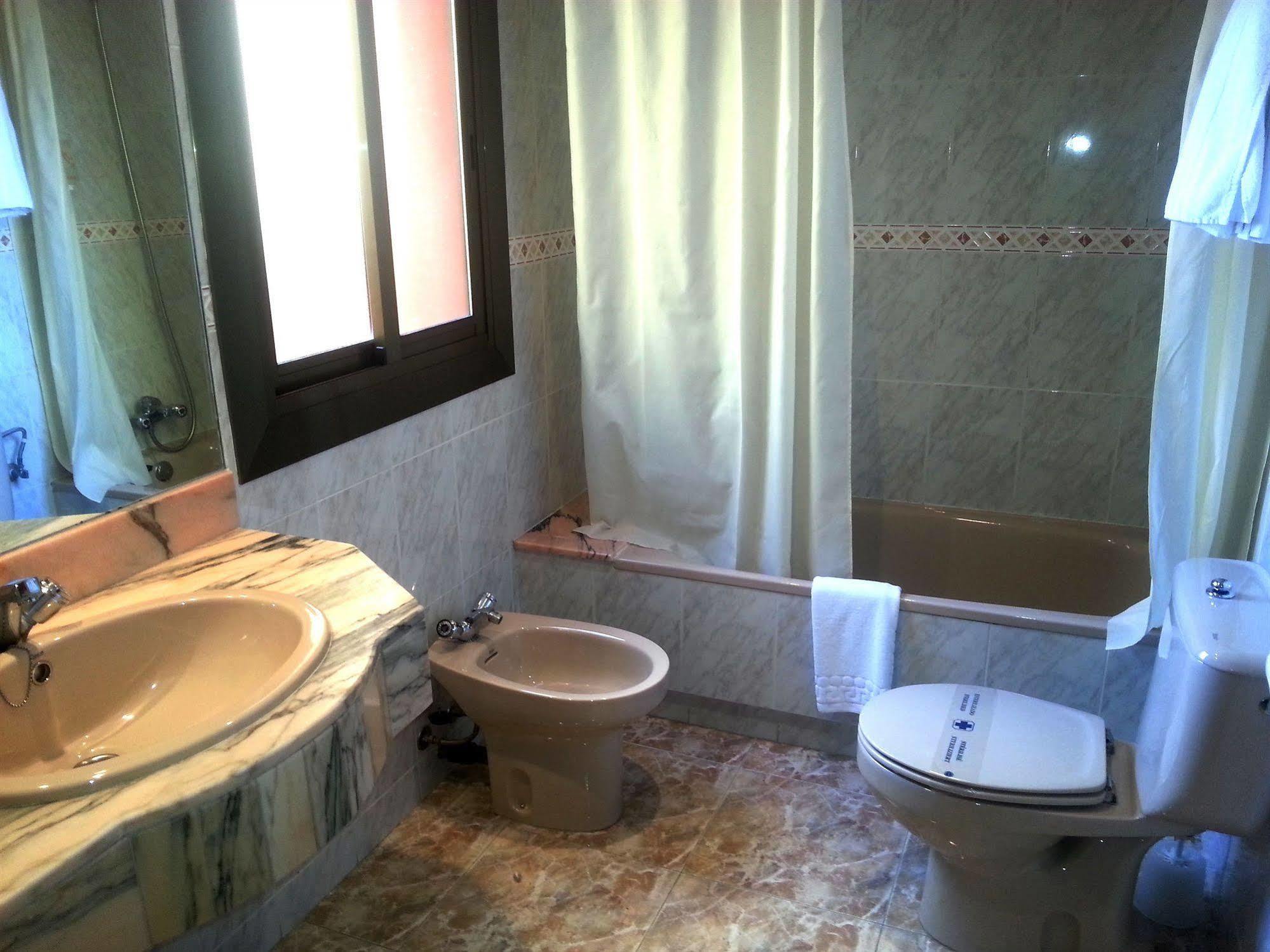 Hotel Hostal Del Sol Sant Feliu de Guíxols Ngoại thất bức ảnh